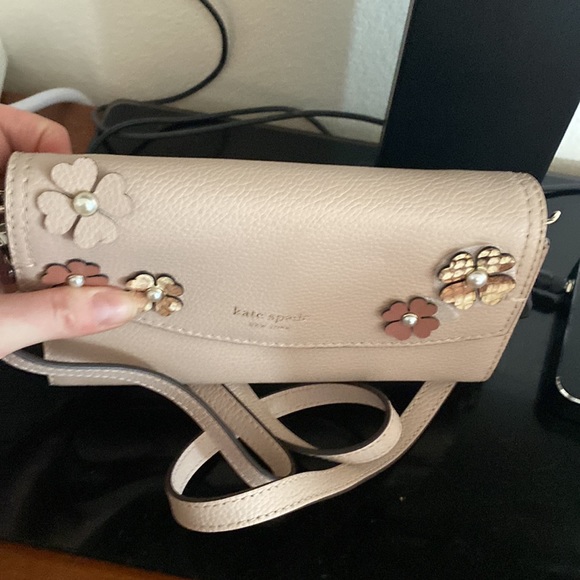 New. Kate spade purse.  Flowers on side.  Very pretty.  Strap. - Picture 5 of 9